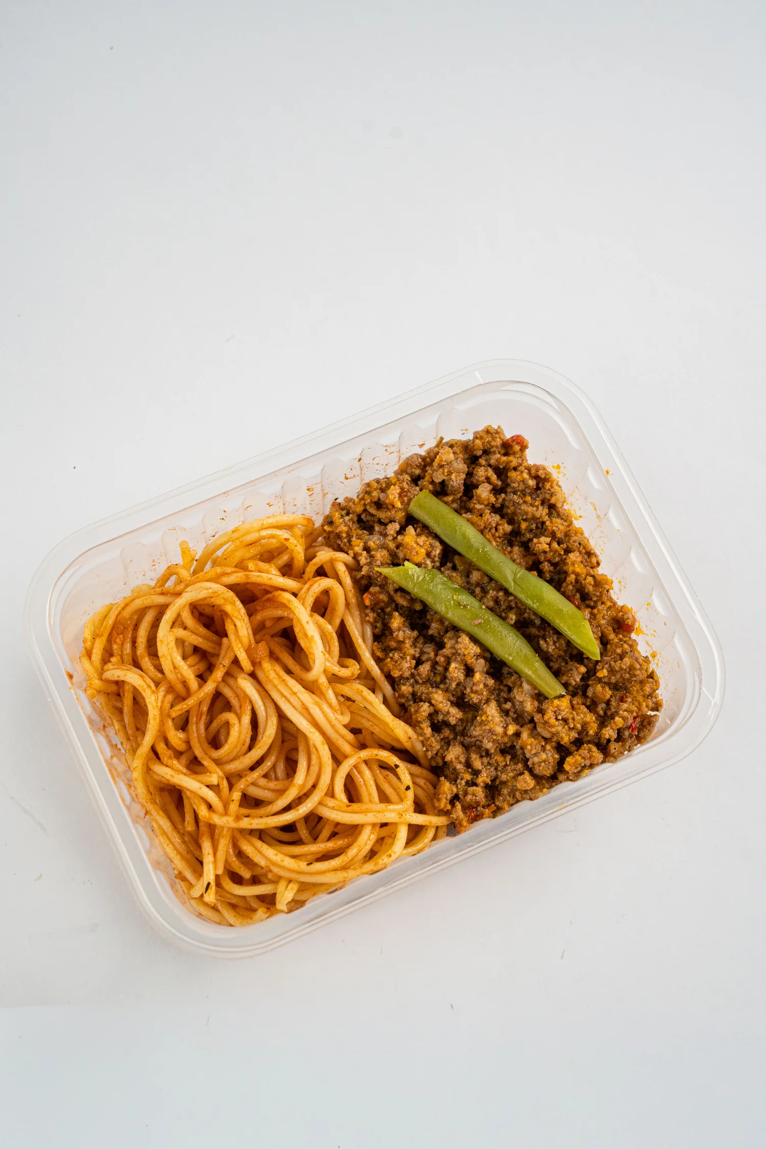 Carne moída com macarrão ao molho de tomate