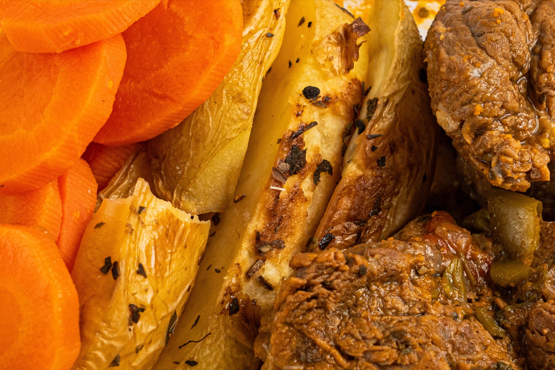 Carne de panela com batata e cenoura