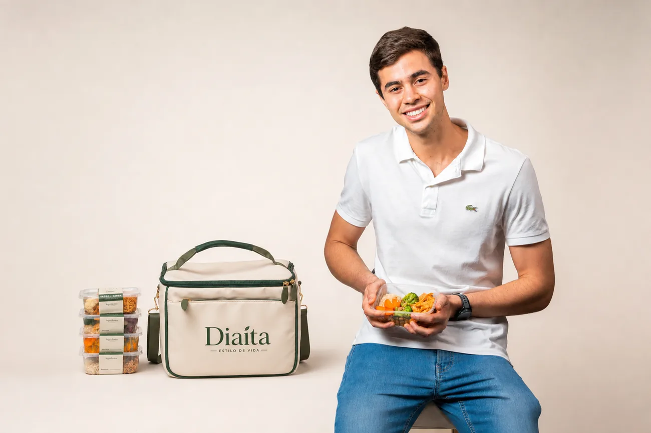 Aécio da Fonte com uma marmita, a bolsa térmica Diaita e refeições prontas